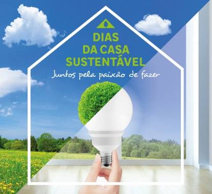 Mão com lâmpada económica a celebrar os Dias da casa sustentável